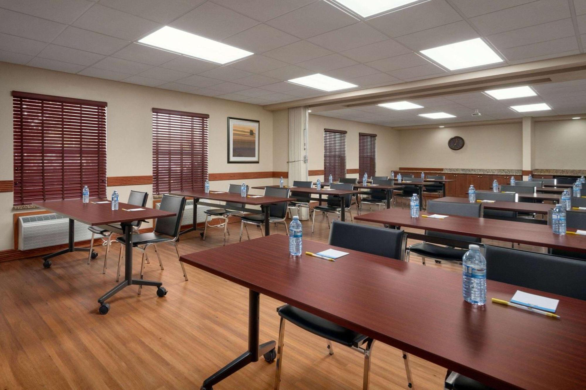 Days Inn & Suites By Wyndham Sherwood Park Edmonton Extérieur photo