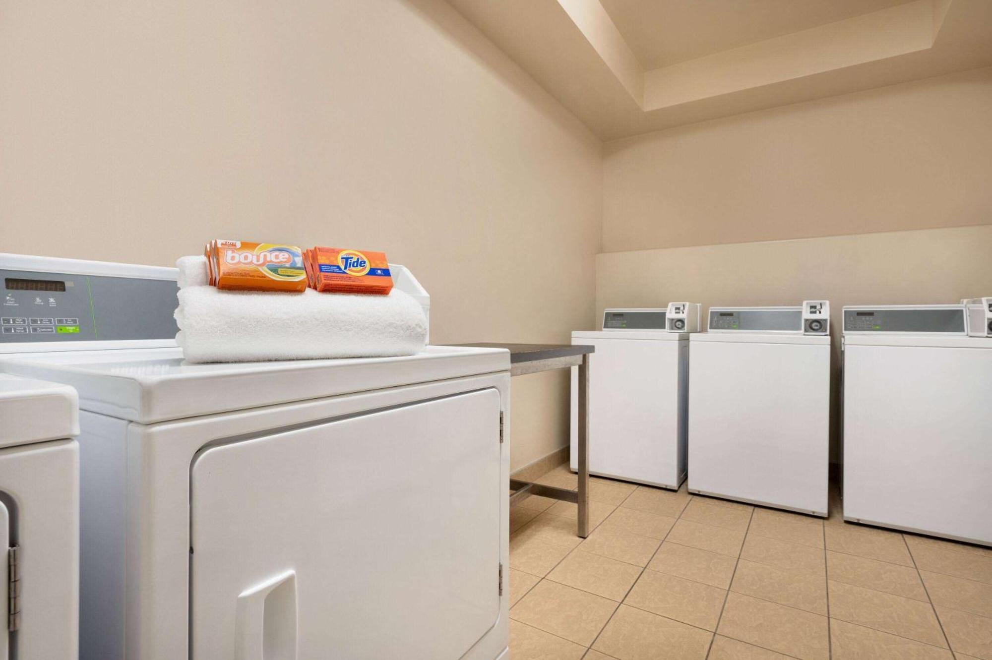 Days Inn & Suites By Wyndham Sherwood Park Edmonton Extérieur photo