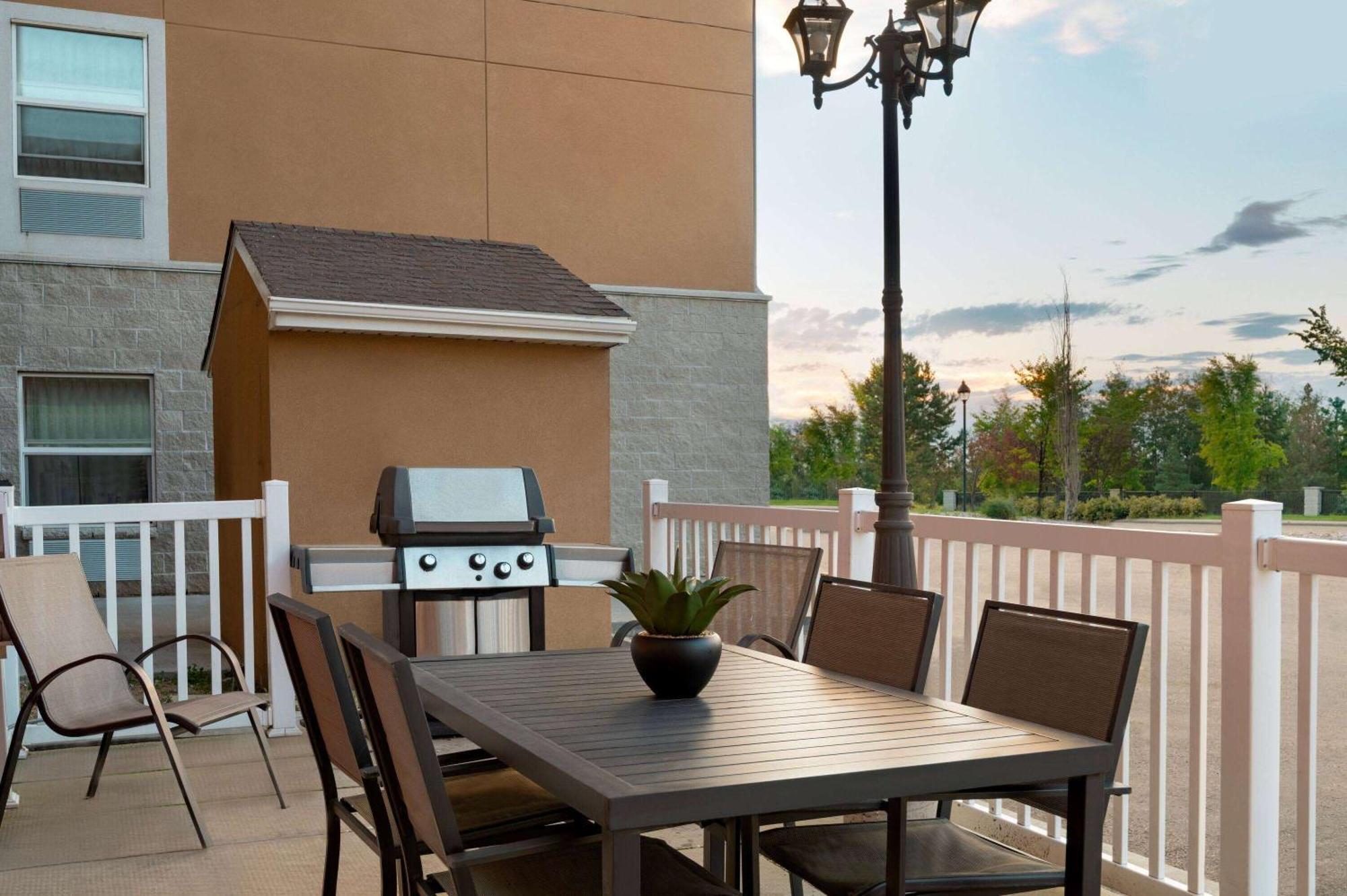 Days Inn & Suites By Wyndham Sherwood Park Edmonton Extérieur photo