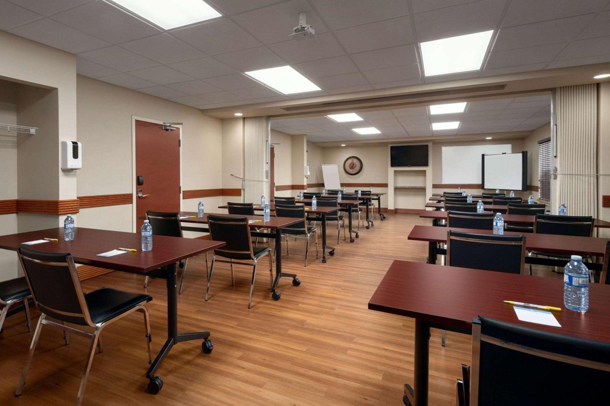 Days Inn & Suites By Wyndham Sherwood Park Edmonton Extérieur photo
