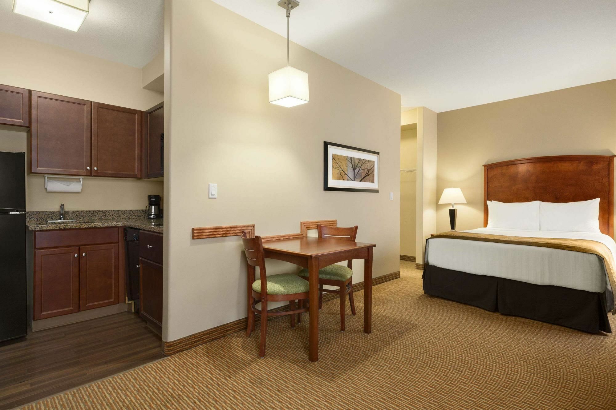 Days Inn & Suites By Wyndham Sherwood Park Edmonton Extérieur photo